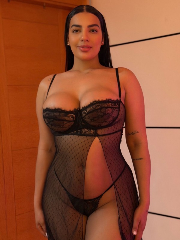 Mulata de curvas ricas para perderte en ellas