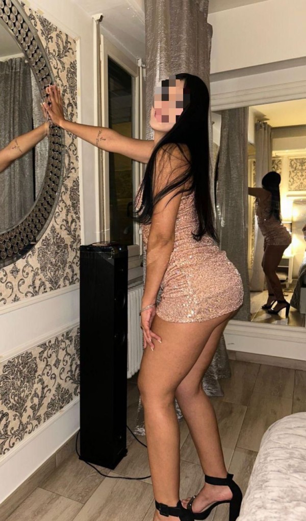 AMANDA JOVEN DELGADA MORENA