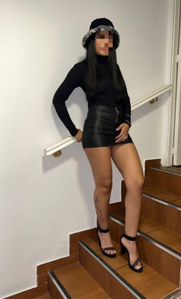 AMANDA JOVEN DELGADA MORENA