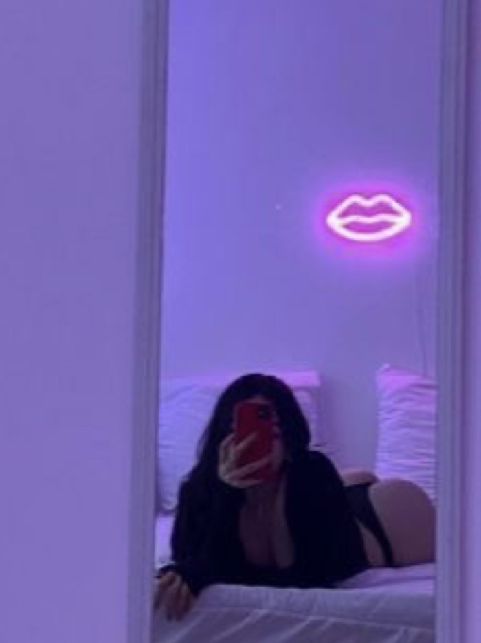 Jovencita muy juguetona