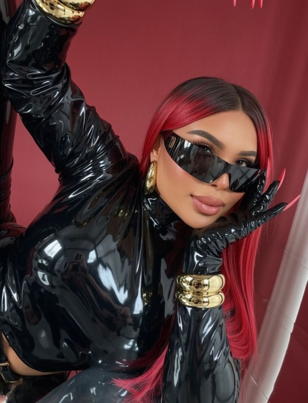 CHICA ATRACTIVA EXOTICA LATINA DE CURVAS DE INFARTO