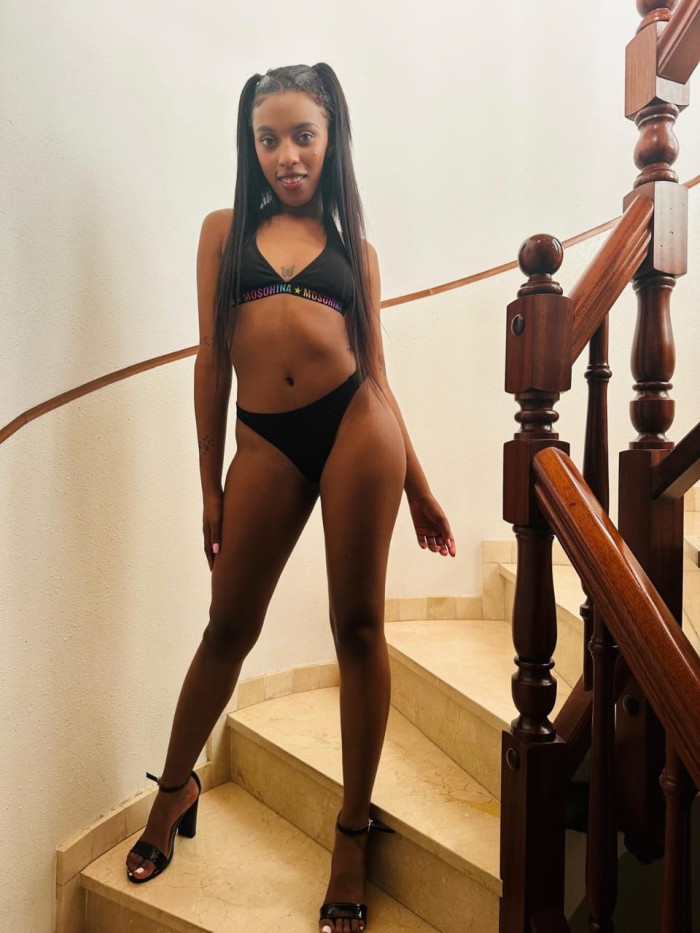 NOVEDAD, MORENA, CHICA JOVEN, DELGADA