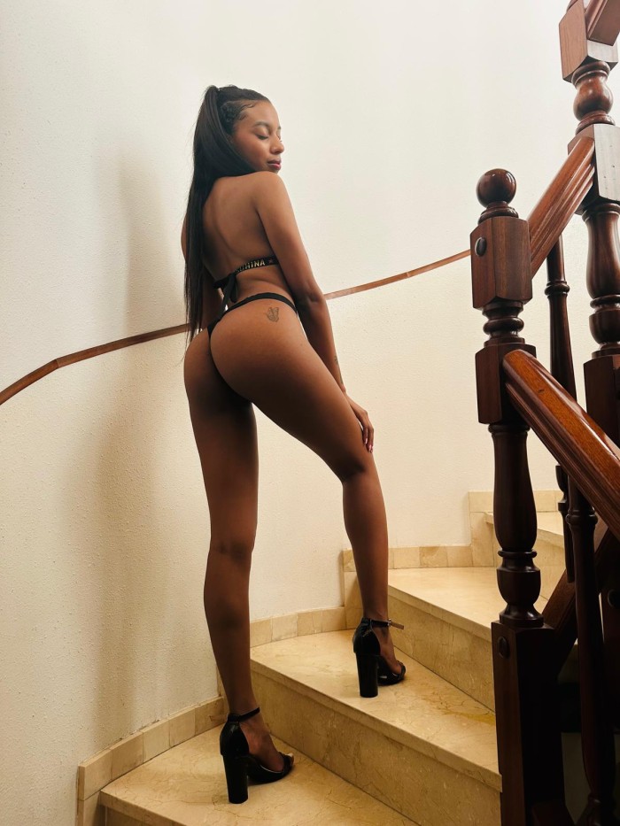 NOVEDAD, MORENA, CHICA JOVEN, DELGADA