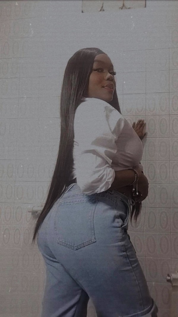 CARIÑOSA COMPLACIENTE Y MUY JUGUETONA MULATA