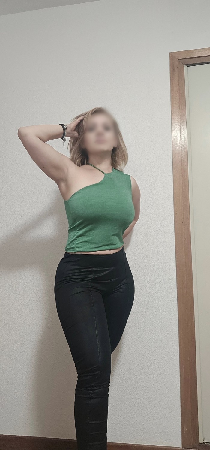 Canariona de tetas Exuberante para deleitarte.