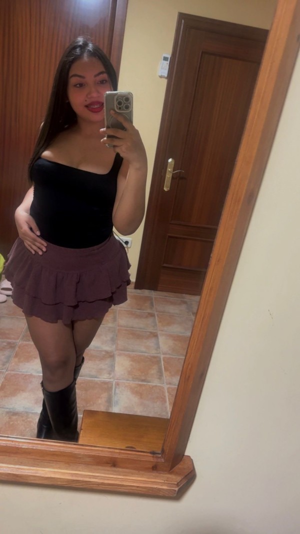 Encantadora morena joven caliente cachondacla Mónica