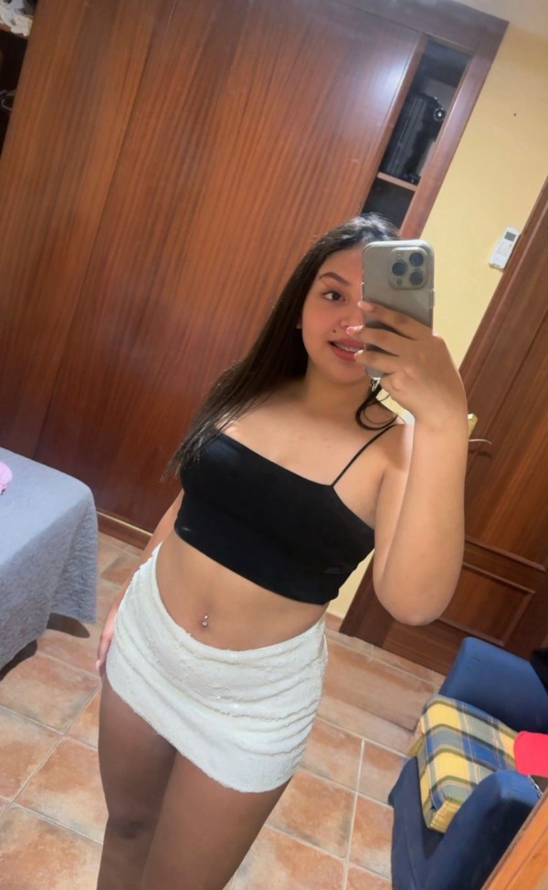 Encantadora morena joven caliente cachondacla Mónica