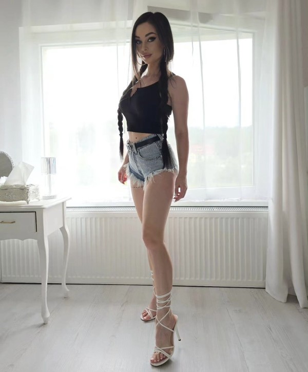 Veronika una belleza que quema