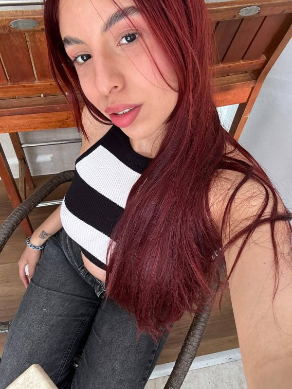 Hermosa chica traviesa 614976167