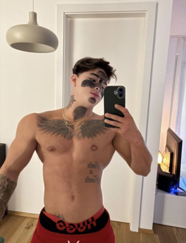 NOVEDAD ELEGANTE HOMBRE ESCORT COLOMBIANO EN IBIZa