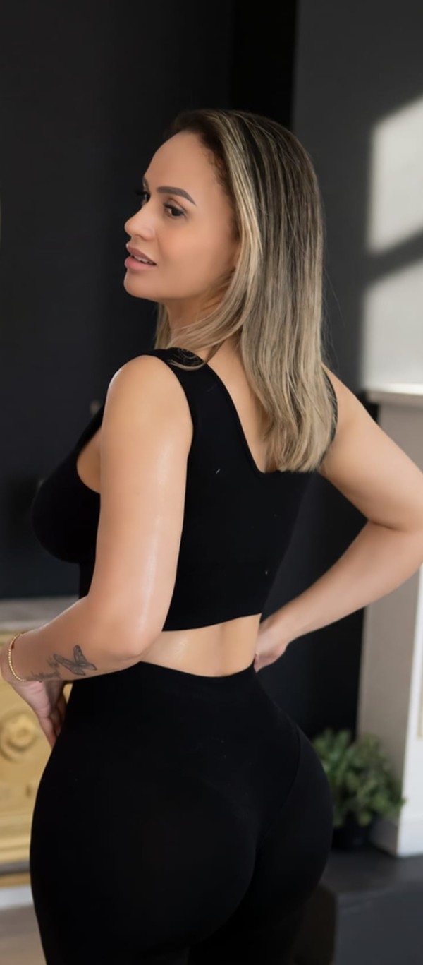 FIESTERA, VICIOSA  Y MUY COMPLACIENTE