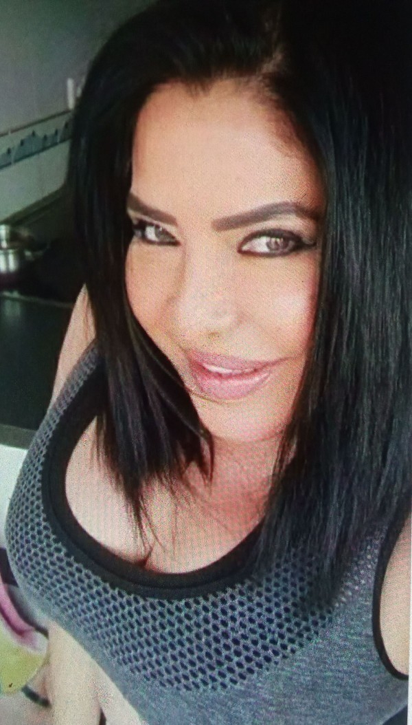 Susan madurita complaciente en la cama