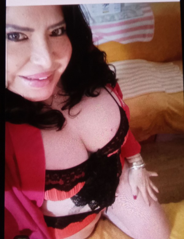 Susan madurita complaciente en la cama