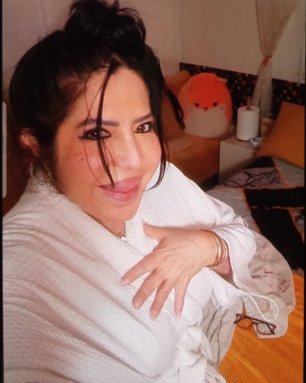 Susan madurita complaciente en la cama