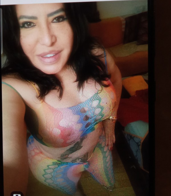 Mujer madurita ardiente y jugosa con buenas tetas.