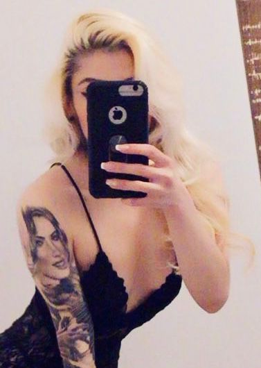 Chica joven fiestera de la buena