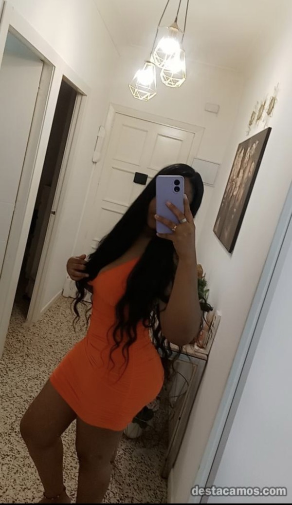 Linda jovencita divertida fiestera encantadora