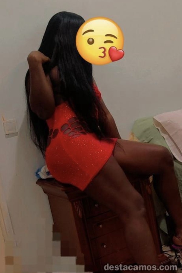 Linda jovencita divertida fiestera encantadora