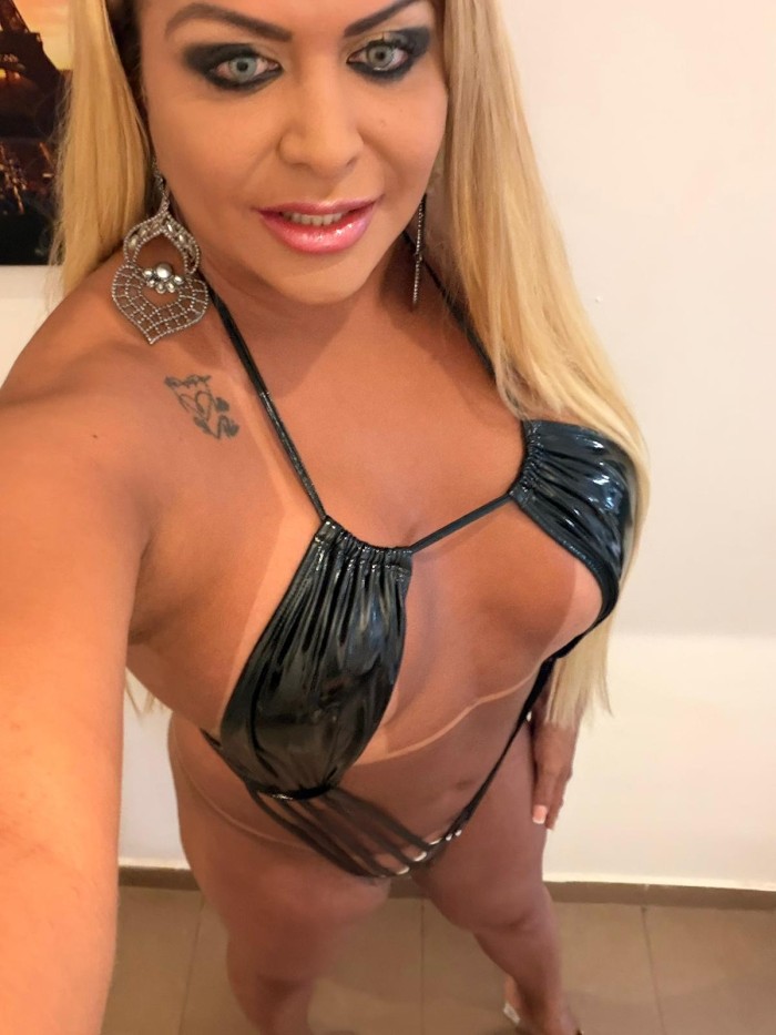 RUBIA TRANS BRASILEÑA LECHERA FIESTERA Y VERSÁTIL