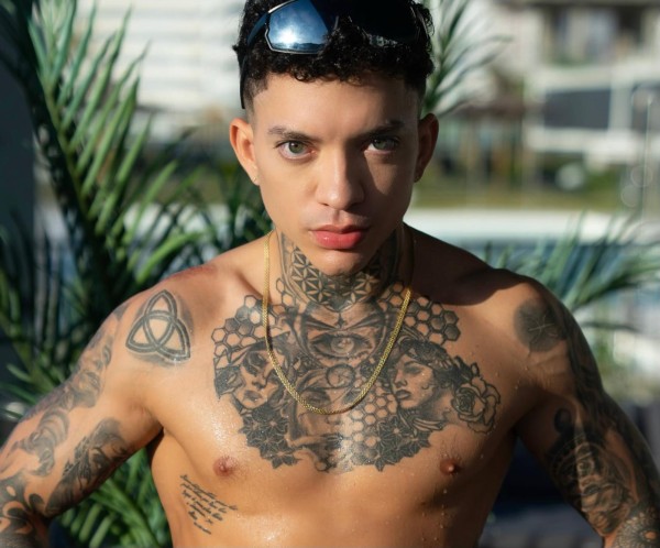 Joven deportista excelente porte