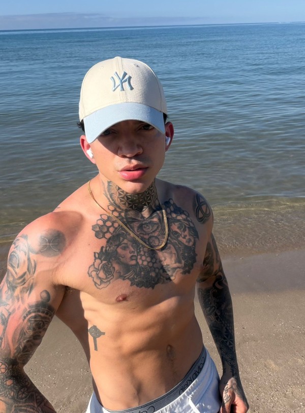 Joven deportista excelente porte