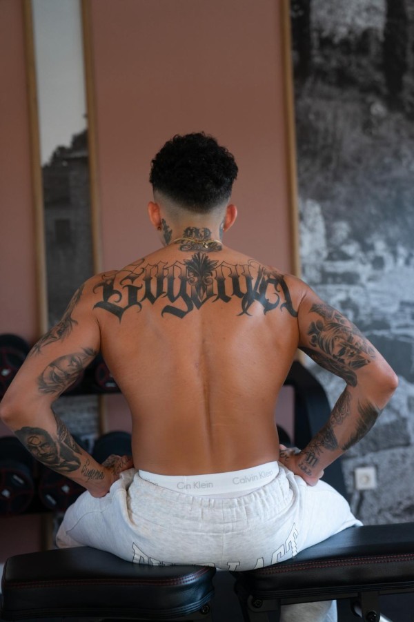 Joven deportista excelente porte