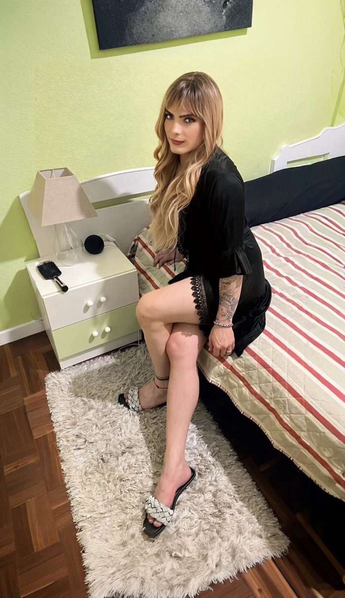CAMILA VENEZOLNA FIESTERA DIVERTIDA COMPLACIENTE