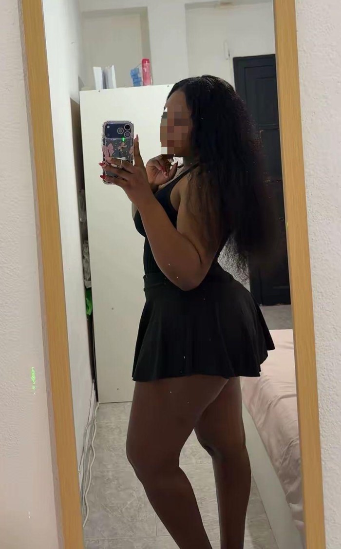 Morenaza divina con curvas exquisitas