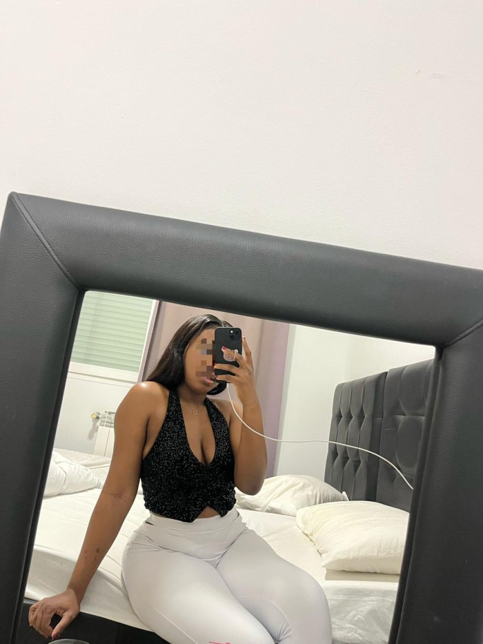 Morenaza divina con curvas exquisitas