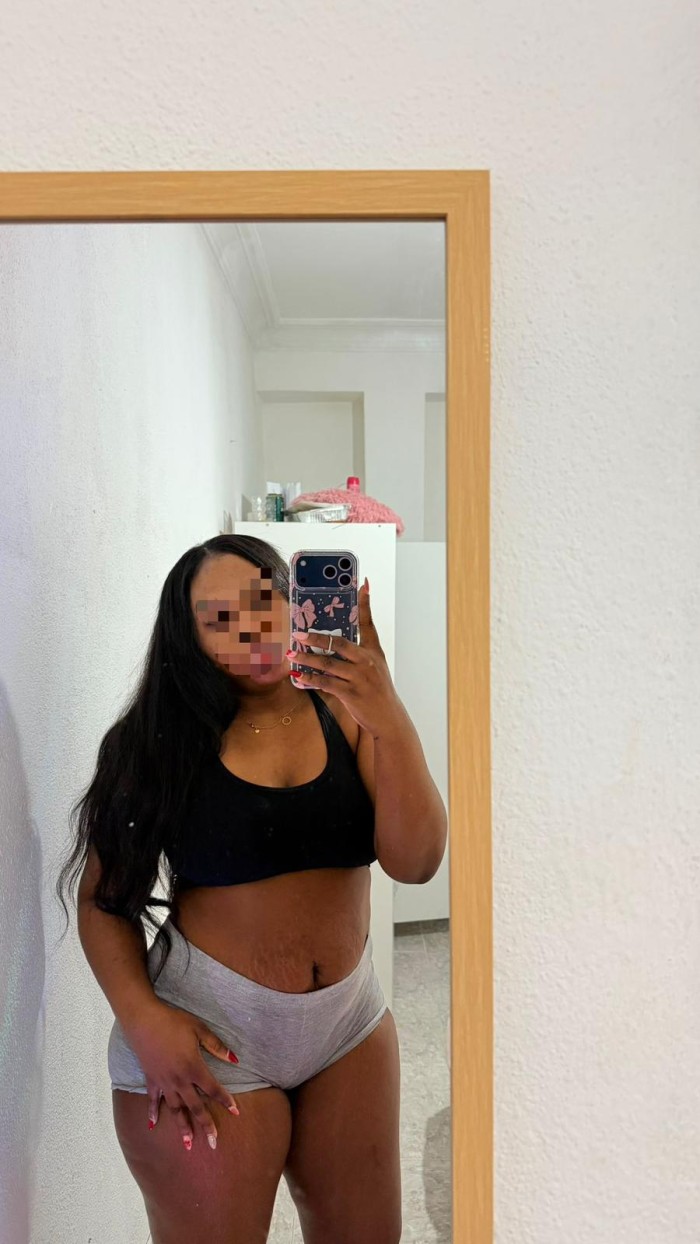 Morenaza divina con curvas exquisitas