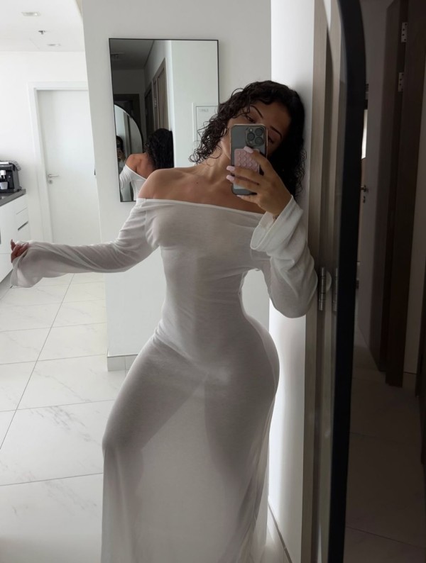 Exótica morena con curvas