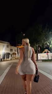 ayuda generosa a latina curvilinea