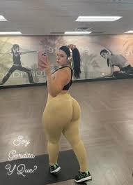 ayuda generosa a latina curvilinea