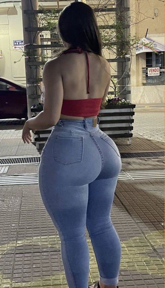 ayuda generosa a latina curvilinea