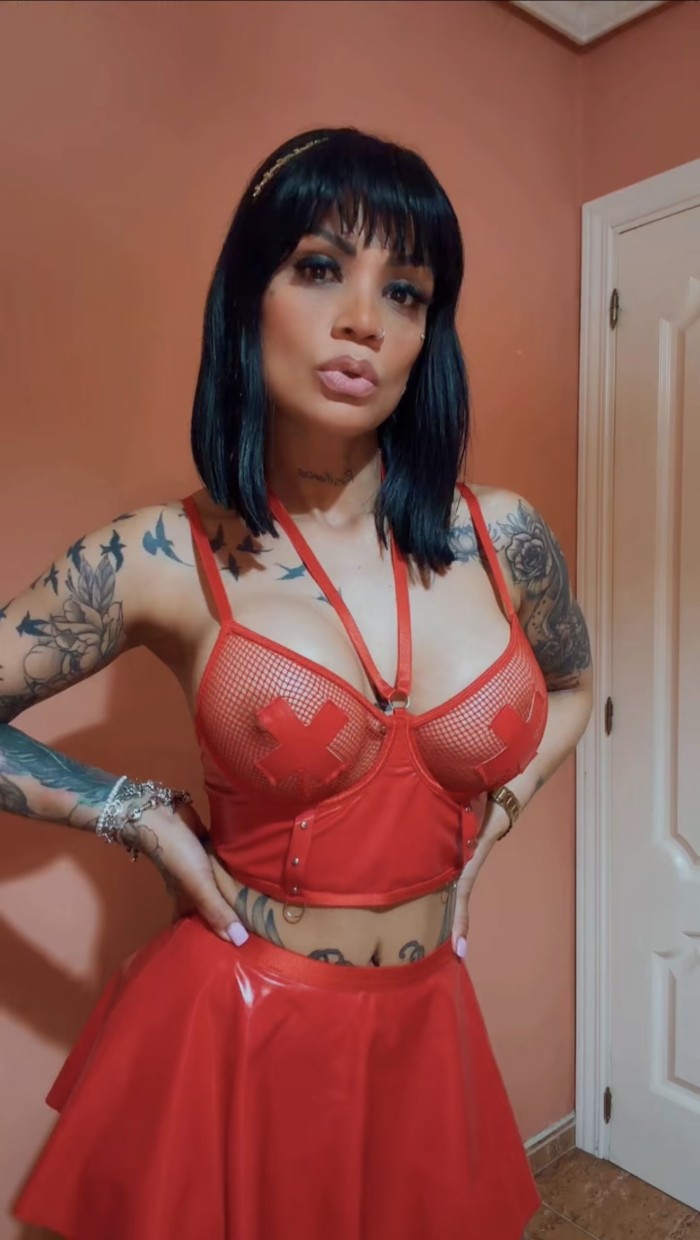 Latina de encanto sutil y elegancia natural