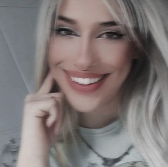Jovencita trans brasileña