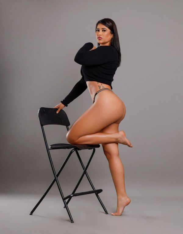 HERMOSA MODELO DE LUJO
