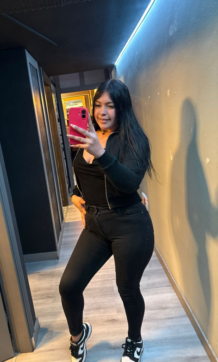 611384617 Sharlotte DIOSA ENCANTADORA Y JUGUETONA