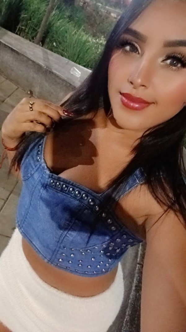 TIERNA NIÑA TE ESPERA CON EL COÑO MOJADO