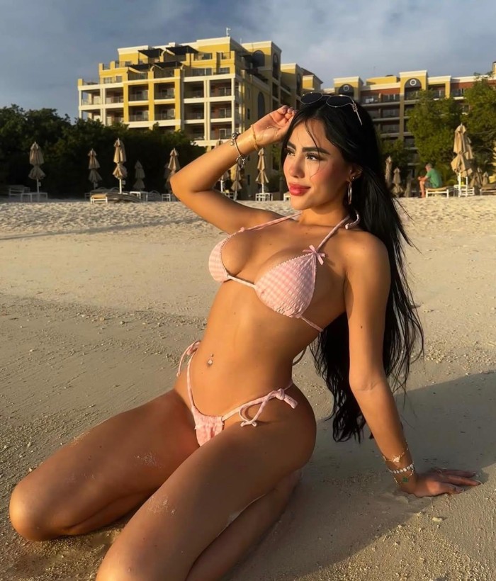 Cariñosa complaciente latina