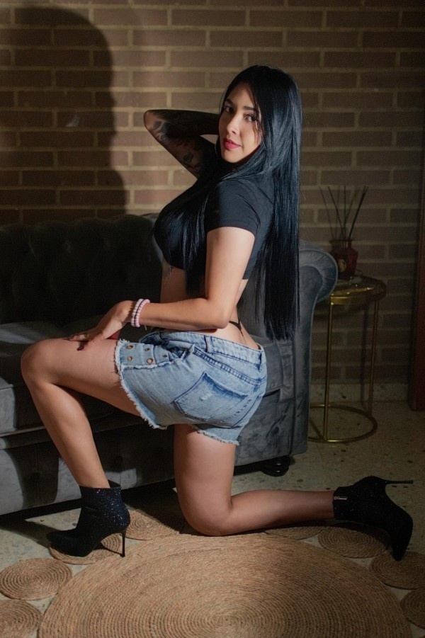 Vanesa joven delgadita latina muy atractiva