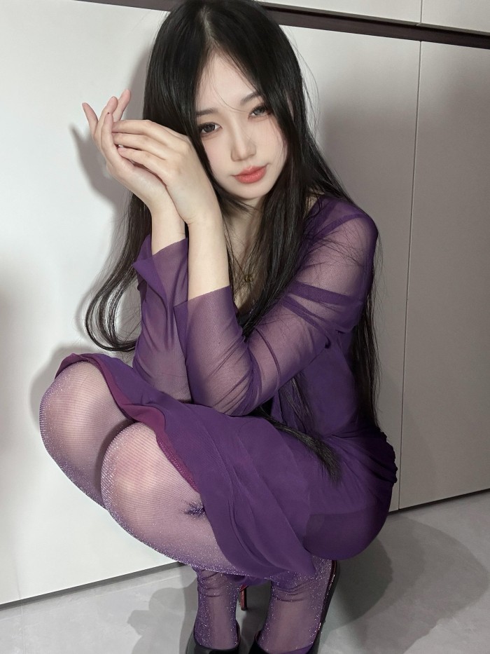 Chica asiática dulce y atenta en Amara