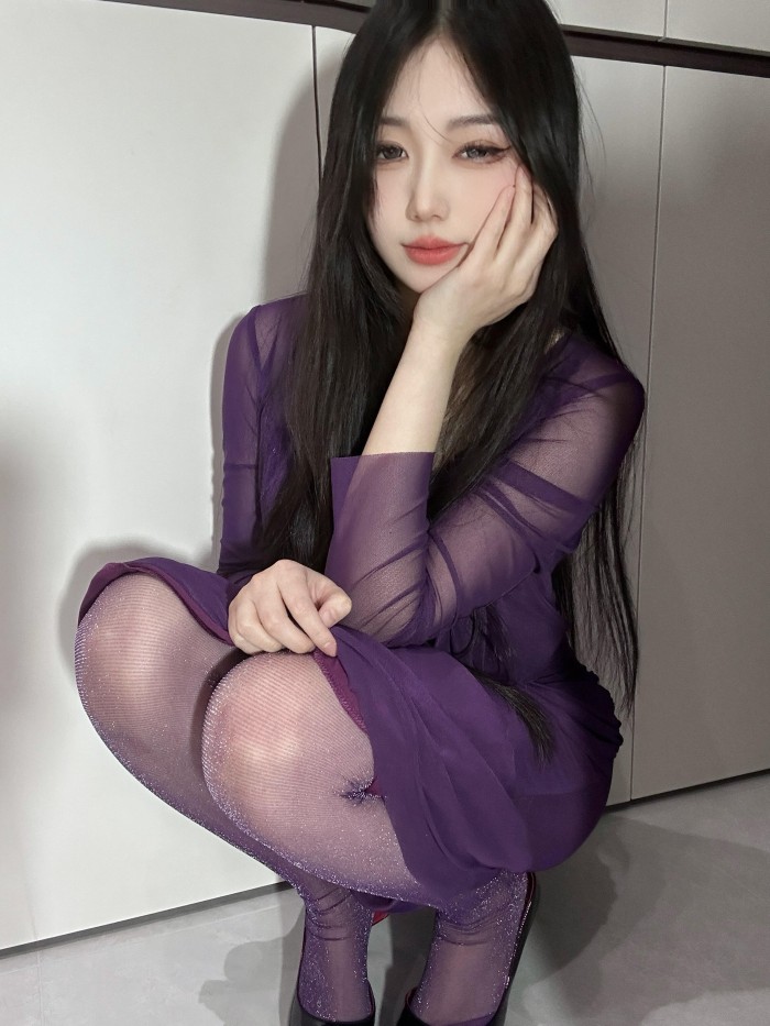 Chica asiática dulce y atenta en Amara