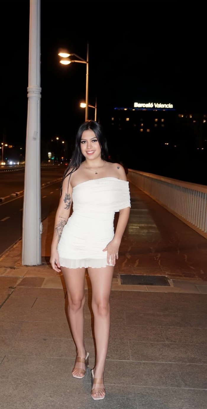 Sara Veinteañera Sexy