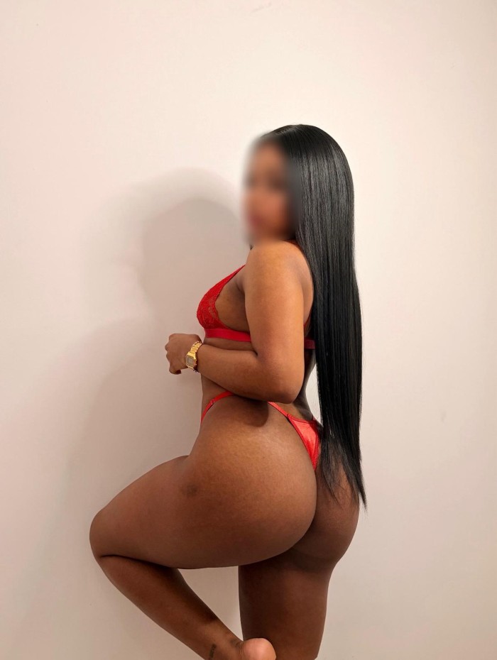 Negra cachonda y fiestera en (torrassa)