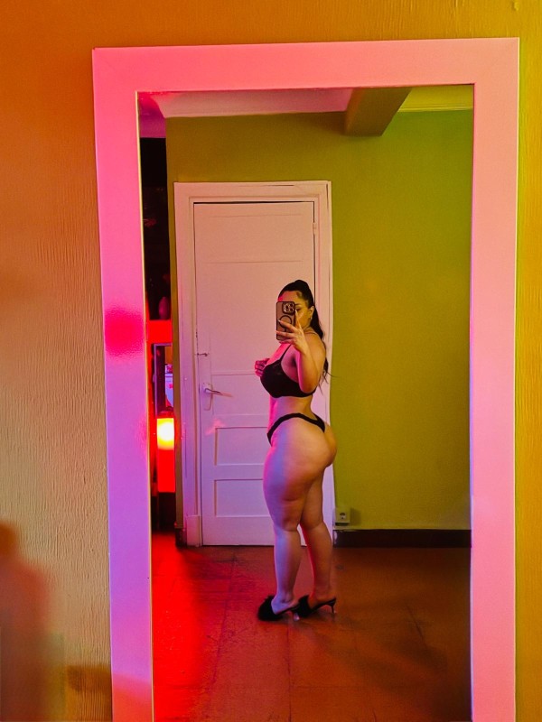 Chica latina nueva en la ciudad