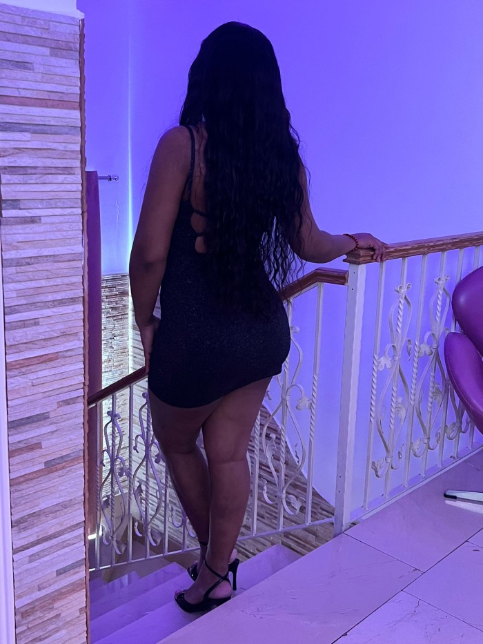 JOVEN MORENA JUGUETONA