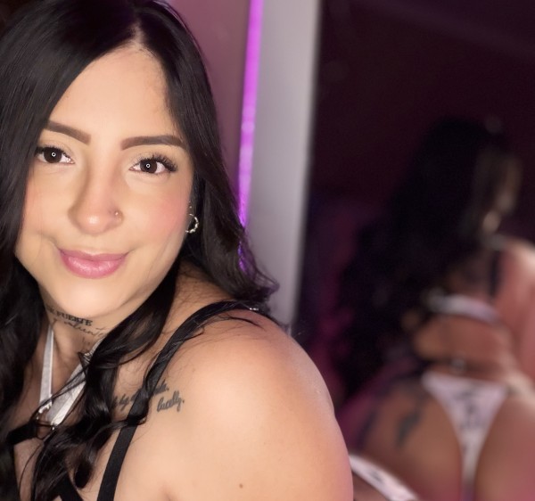 Latina caliente y fiestera 24/7
