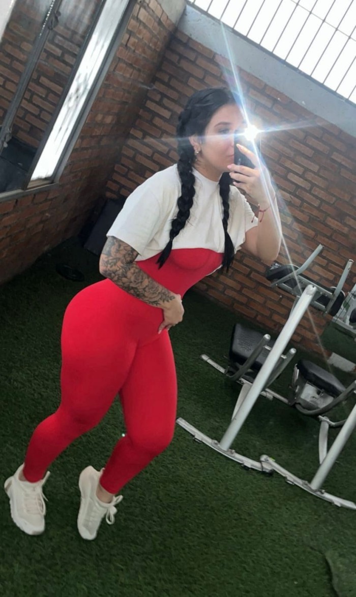 NAHOMI, MUJERON DE CUERPAZO Y CULO FENOMENAL SUPER
