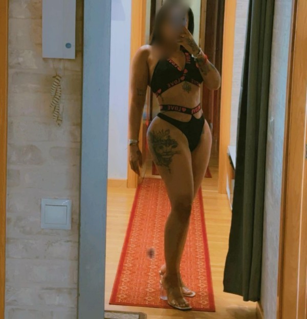 Sandy hermosa latina y muy fiestera
